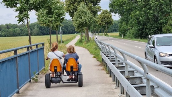 아이와 얘기를 나누며 달리는 안전한 2인승 자전거, 그리고 그 길이다. 인구밀도도 낮은 농촌지역의 차도옆에 이처럼 안전한 자전거길이 놓이는 것, 이것이 진정한 선진국의 모습이리라!