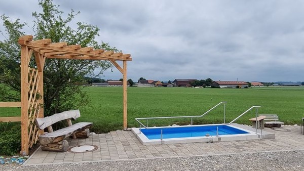  어느 날 숙소가 2킬로쯤 남은 지점에서 작은 풀장을 만난다. 