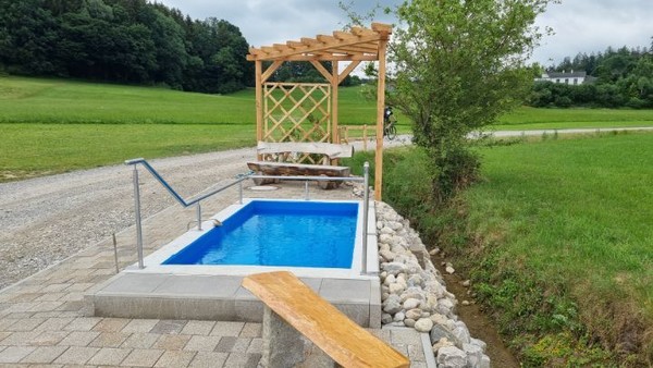 농사짓는 분들이 휴식을 즐기는 아름답고 작은 풀장이 나그네를 기다리고 있다. 지은 지도 얼마 되지 않은 것 같은데, 단순하면서도 관리는 깔끔하게 이루어지고 있다. 누구나 이용할 수 있도록.