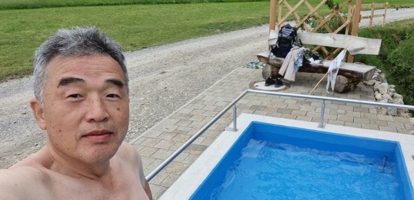 이 맑은 물을 그냥 지나칠 게 아니다. 바로 풀장에 들어갈 태세를 갖추고,