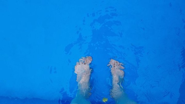 발을 들여 놓았으나 물이 너무 차갑다. 도저히 몸을 담글 수 없다. 기념사진만 한 컷.