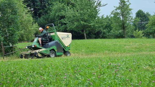 잔디 깎는 기계로 잡초를 깎아낸다. 노는 땅도 이렇게 관리되고 있다.