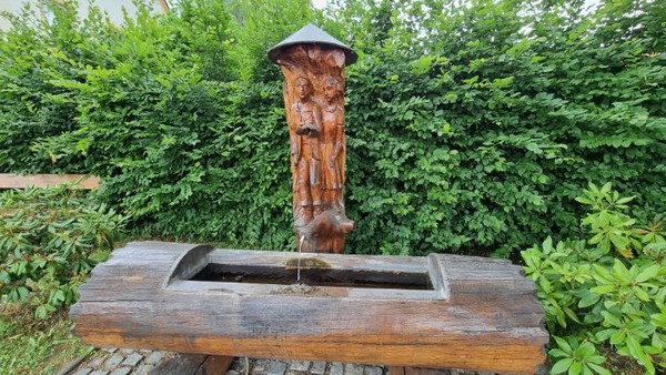 누구나 사용할 수 있는 나무 물통. 물이 아주 깨끗하다.