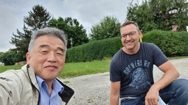 한국에 보낼 급한 일을 처리하느라 잠시 마을의 빈 공간에서 노트북 작업을 하던 중, 다가온 호기심 가득한 마을청년과 함께. 파카를 입고 있는 필자의 모습에서 당시 독일 기온이 짐작된다. 노마드시대의 기념사진이다.