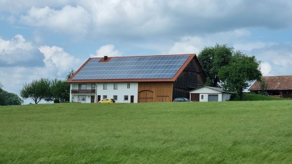 이런 농가주택이 대세다. 신축주택은 대부분이 대형태양광패널을 깔 것을 설계단계에서부터 신경쓴다.