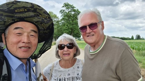 사우스코리아를 좋아하는 부부. 남편은 부산을 잘 알고 있다.