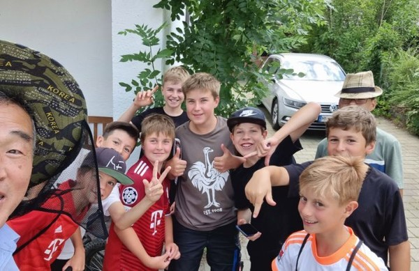 주택가 동네에서 만난 아이들. 외지인인 필자에게 짖궂게 굴기에 그중 나이 든 아이에게 축구얘길 해주었다. '너, 사우스코리아에 2:0 깨진 것 알고 있지?' 금새 분위기가 잡힌다. 그리고는 걸어가는 얘기를 해주고는 함께 셀피~