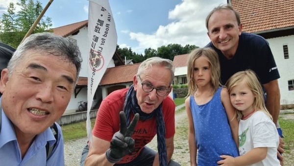 이 가족들은 나그네를 좋아한다.