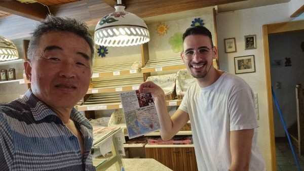 어느 마을 베이커리에서 커피를 마시면서 만난 종업원. 이태리 시칠리아에서 일하러 온 젊은이다.