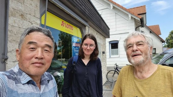 나그네에 호기심을 가진 지역주민들. 오른쪽의 할아버지(?)는 필자의 걷는 이야기에 감동했던지 지갑을 열어 20유로를 주신다. 필자는 맛있는 점심을 먹겠다고 감사의 뜻을 표했다. 그리고 가운데 여성은  갑자기 등장한 분으로 필자의 컨디션을 꼼꼼이 체크한다. 3년이 지난 지금도 그녀는 의문의 인물이다. 