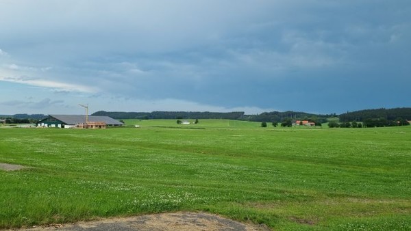 한적한 코스로 접어들었다. 이즈음의 그늘에서 자리를 깔고 앉아 눈감고 졸고 있자니, 지나간던 차에서 어떤 중년부인이 내려 나그네에게 괞찮으냐고 묻는다.