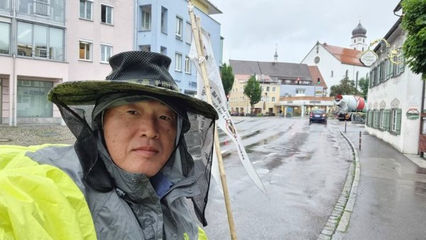 어느날 비가오는 아침에 완전무장을 하고 걷는 필자의 모습