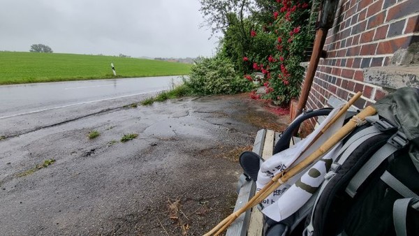 어느 처마밑 마른 벤치에 앉아 빗소리와 함께 휴식을 즐긴다.