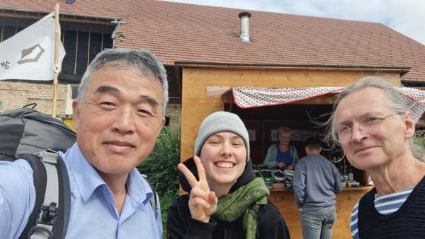 코리안 나그네를 알아본 주민들이 차를 세우고 다가온다. 이 부녀중 스무살의 따님은 즐거운 표정이 가득하다. 서울에서부터 왔다고 하니까 환호를 지른다.