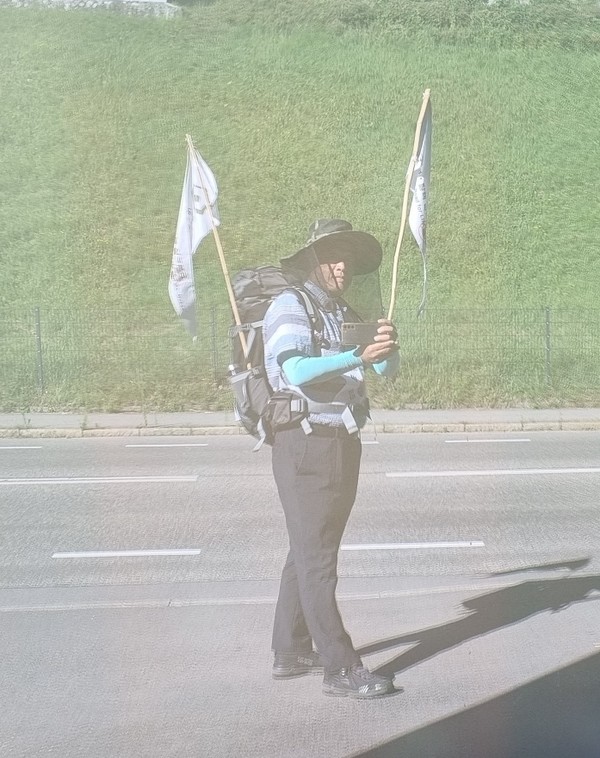 대형거울에 비친 나그네의 모습. 