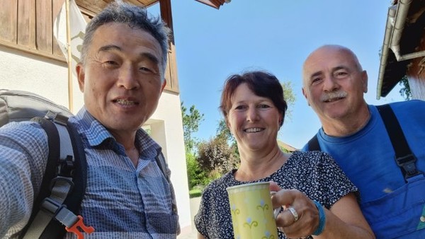 어느 동네 어귀에서 쉬고있는 나그네에게 커피를 들고 온 친절한 부부. 아마도 걷고 있던 나그네를 익히 눈여겨 보아둔 듯하다.여자분에게 혹시 따님되시느냐고 물으니 와이프란다. 순간 이 분 얼굴에 함박웃음이 가득해진다. 급기야는 맛있어보이는 과자와 10유로의 노잣돈도 챙겨주신다. 나그네의 의문의 1승이다.