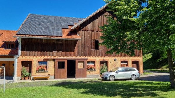 연식이 오래된 주택이지만 태양광을 알뜰하게 얹어서 아름답게 느껴지는 그림이다.