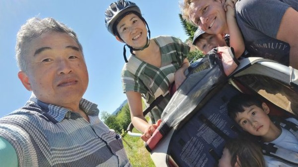 갑자기 한 무리의 주민들이 아이들을 태운 자전거를 끌고 지나간다. 이중 젊은 주부는 나그네를 반기더니 자신은 일본인이란다. 필자의 걸어온 이야기, 그리고 히로시마에서 나가사키까지 걸은 이야기를 포함해서, 듣더니 연신 감탄사를 낸다.