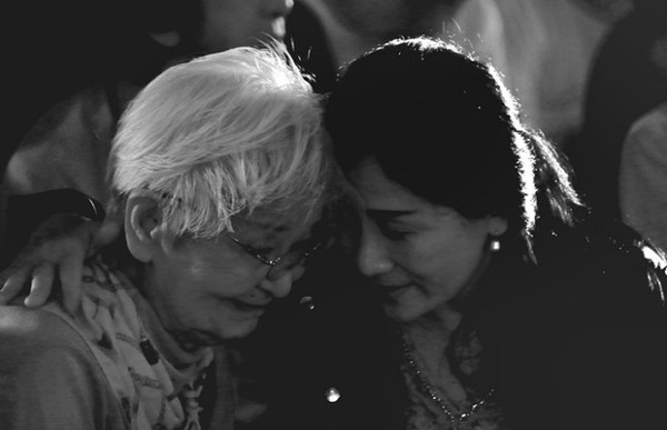 대만이 탈핵 국가가 되는 날의 집회에서 미토 키요코 여사가 대만 활동가와 함께 서로를 위로하고 격려하며 뜨거운 눈물을 흘리고 있다. ©장영식