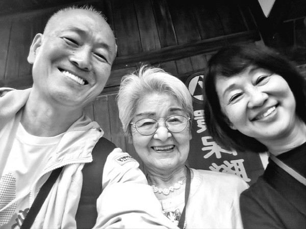 미토 키요코 여사는 대만에서 열린 반핵 아시아 포럼에 따님인 미토 아키코 씨와 함께 참석했다. 미토 아키코 씨는 미술을 전공했으며, 후쿠시마 핵사고 이후에는 후쿠시마 어린이들을 지원하기 위해 12명의 그림책 작가들과 함께 달력을 만들어 판매하는 활동에 힘을 쏟고 있다. 특히 미토 아키코 씨는 고통받고 있는 팔레스타인 민중과 연대하고 있다. 왼쪽은 필자. ©장영식