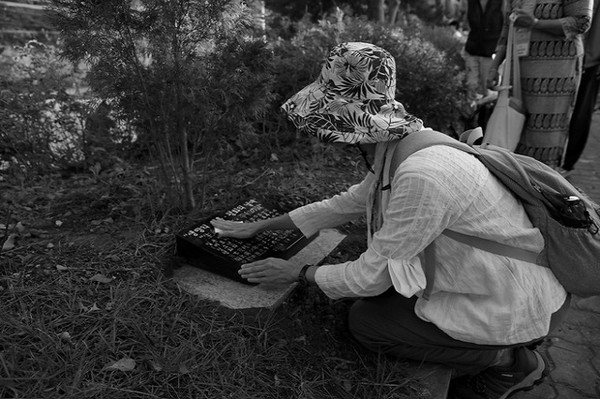 023년 한국에서 열린 반핵 아시아 포럼 참가자가 삼척 ‘원전백지화기념탑’을 방문하고, “생명의 호흡 평화의 날개”라는 작은 비석을 닦고 있는 모습. ©장영식