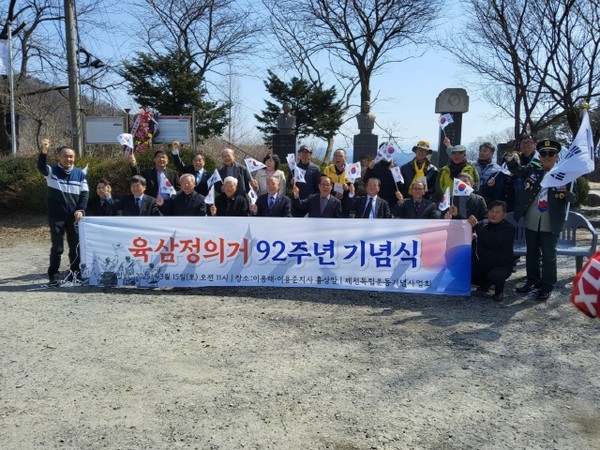 충북 제천 출신 아나키스트 이용준은 육삼정 의거 당시, 거사 참여를 원했지만 정화암의 제안대로 제비뽑기에서 백정기가 당첨되면서 거사를 돕는 위치에 선다. 그는 앞서 텐진 일본영사관 건물에 폭탄을 투척했다. 2025년 3월 15일 육삼정 의거 92주년 기념식에 참석한 분들이 여산 이용준 지사 흉상 앞에서 펼침막을 들고 기념촬영한 모습(출처 : 리학효 제천 항일운동기념사업회장 제공)