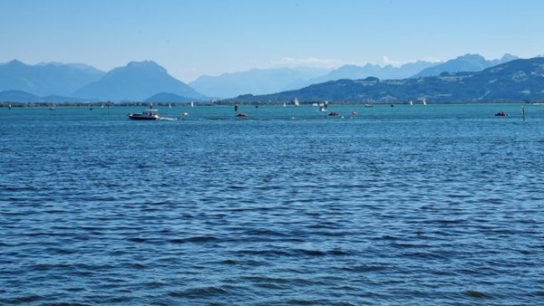 Lindau시가 있는 보덴호수는 길쭉한 자연호수로 엄청난 면적이다. 500km2 가 넘는다는데, 그렇다면 거의 서울만한 크기다. 그 서북쪽 끝부터 라인강이 시작된다. 알프스 초입에 있는 커다란 호수다. 