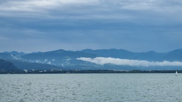 배위에서 알프스쪽을 바라보니 호수 위로 구름이 걸려있다.