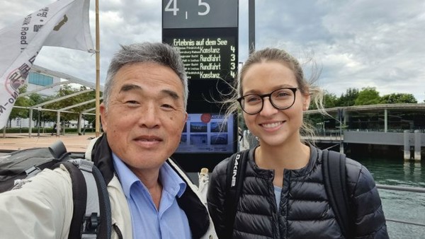 나그네에게 호기심을 보인 인솔자인 영어선생님은 설명을 듣더니 놀란다. 예외없는 기념셀피~