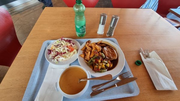 많은 이들이 먹고있는 점심부페식당에서 일반메뉴를 택해서 먹는다.