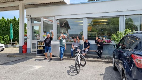 어느 주유소를 지나는데, 걸어가는 나그네에 환호하는 소리가 들려 가까이 갔더니,