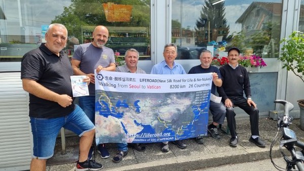 터키계열의 시민이 아이러브코리아라고 말한다. 기쁜 마음에 지도휘장을 꺼내어 그동안 걸어온 이야기를 해준다. 맛있는 커피를 대접받은 후 일행모두와 기념사진 한 컷.