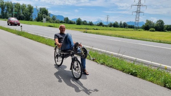 눕듯이 편한 자세로 주행하는 자전거.