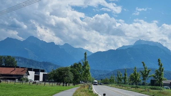 그럴싸한 행장을 갖추고 걷고 있으니, 시민들이 이 나그네는 알프스 넘으리라는 낌새를 채고 격려해주는 이가 많다. 뒤로부터 클락슨을 울리며 손을 흔들며 지나가는 이들도 있다.