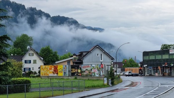 다음날도 나그네에게 클락슨신호와 엄지척을 올리는 자동차가 많다. 아마도 걸어서 알프스를 넘겠다고 하는 사람이 거의 없는듯. 산허리에 걸린 구름을 보면서 평지를 걷는 것은 라오스 이래로 처음인듯.