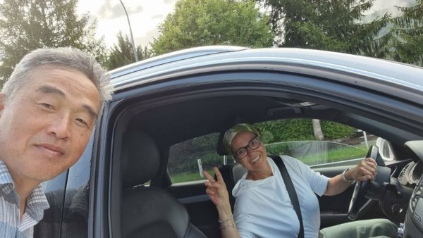 그런 생각을 하며 잠시 길가 벤치에서 쉬고 있으려니, 지나가던 차량의 여인이 나그네에게 탑승을 권유한다.마음만 받고는 함께 셀피~