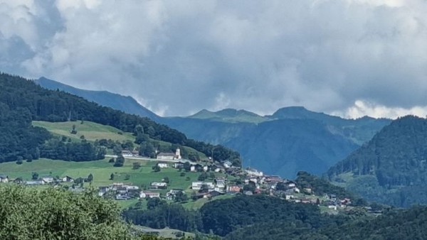 멀리 산등성이에 보이는 마을들. 요즘 폰 카메라의 줌 성능이 뛰어나다.
