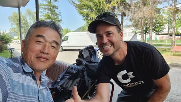 어느 동네의 공장건물에 쉼터가 보이길래 앉았더니, 이 건물에 있던 관계자가 찻길에서 나그네를 미리 보아 두었던 것인지, 커피며 음료수며 과자를 잔뜩 준다. 인심이 그만이다.