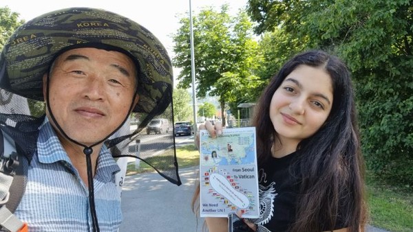 버스에서 내린 젊은 아가씨가 코리아를 좋아해서인지 나그네를 보고는 폰 사진으로 찍는다. 홍보물을 나눠주고는 함께 셀피. 아름다운 미소다.