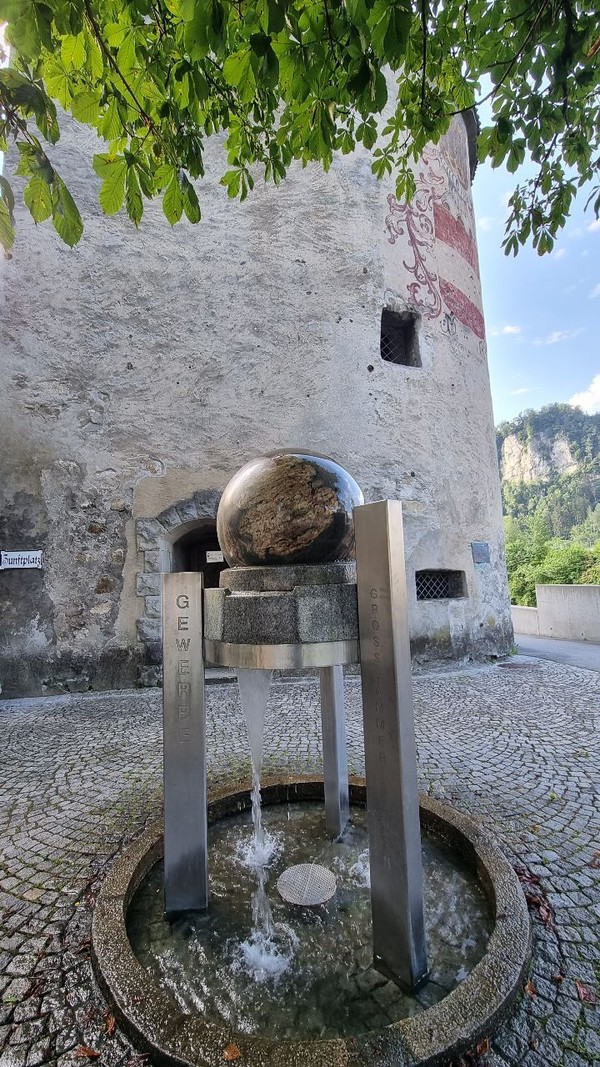 Feldkirch 시내에 보이는 인상적인 지구의.