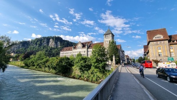 이런 멋진 시내를 걷고 있자니,