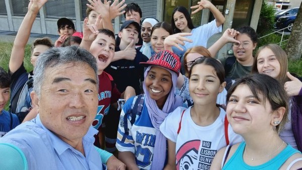 BTS의 위력인가. 아이들에게 홍보물 10여장을 순식간에 나누어주고는 큰 지도를 꺼내 걸어온 길을 설명했다.