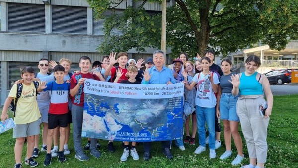 그리고는 기념사진. 지나가던 시민이 찍어주었다. 이런 장면은 인도에서는 많이 겪었지만 오랫만의 일이다. 어쩌면 아이들중에는 오래도록 기억하는 아이도 있을 것이다. 왜 멀리 코리아에서부터 걸어왔는지~ ​​​​​​​유럽순례중 가장 보람있는 순간의 하나다.