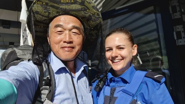 걸어가는 나그네를 보고 반기는 국경의 근무자들