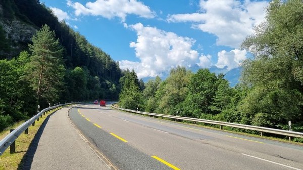 남북으로 갈쪽한 리히텐슈타인 땅을 걷는다.