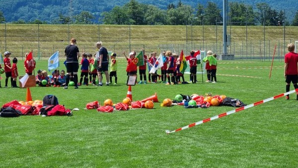 초등학생들의 체육시간에 축구이벤트를 하고 있다. 태극기도 보인다! 월드컵을 앞두고 본선 진출국들의 국기까지 등장시킨 알뜰한 체육시간이다~