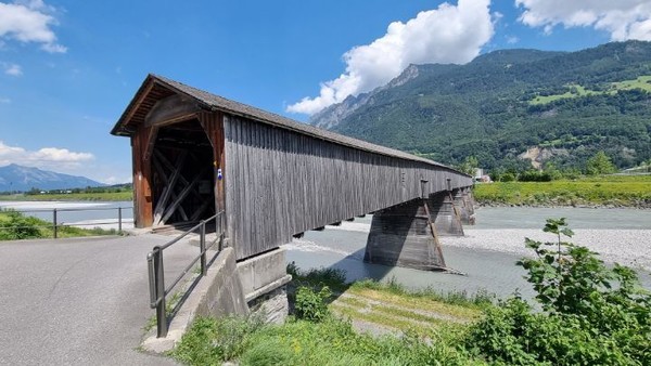 큰 강을 넘는 다리가 지붕있는 목조로 되어 있다.
