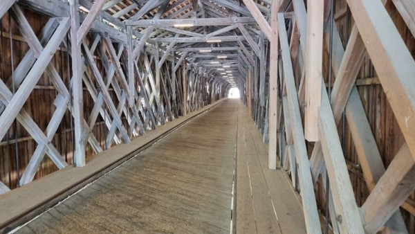 건너면서 보니 내부가 구조물로 짜여있다.