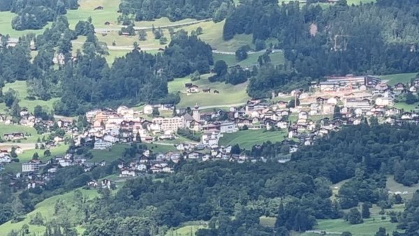 줌으로 당겨본 상등성이의 어느 마을