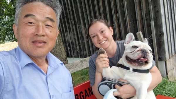 보행자길을 한참 걷다보니 애완견을 데리고 산책중인 아가씨와 만난다. 벤치에서 쉬면서 이야기를 듣자니 헝가리에서 7년전에 스위스로 일하러 온 20대후반이다.